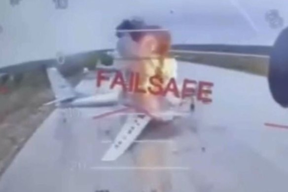 Una fuente aún tomada de una fuente en el Servicio de Seguridad de Ucrania muestra un dron ucraniano que golpea aviones rusos en el territorio de Rusia.
