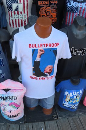 Una camiseta que hace referencia al tiroteo.