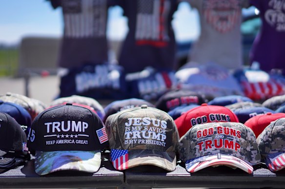 Trump sombreros a la venta en un mitin de campaña en marzo del año pasado.