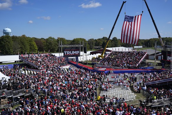 Los partidarios llegan antes de que Trump hablara en un evento de campaña en Butler Farm Show en octubre pasado.
