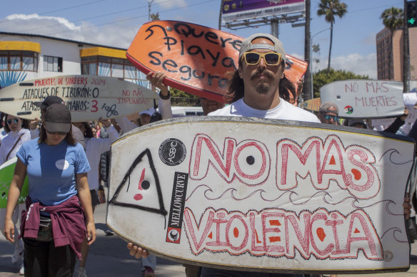 La bodyboard de un manifestante lee en español