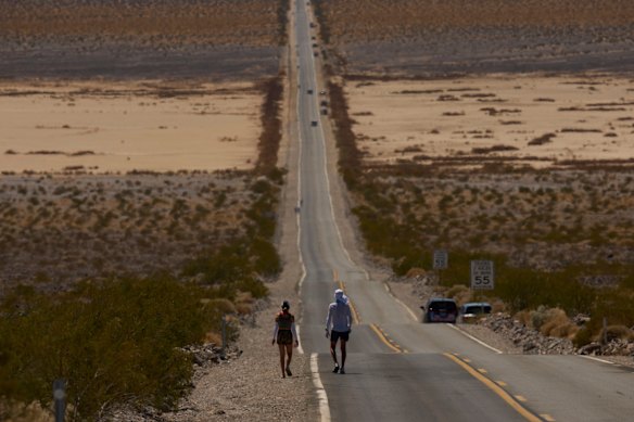 Westergaard, a la derecha, compite con la ayuda de ritmo de su hija Meagan Westergaard durante el Ultramarathon Badwater 135 el 8 de julio.
