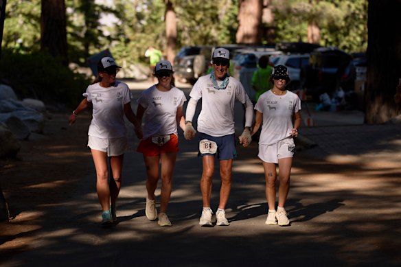 Westergaard, segundo desde la derecha, se acerca a la línea de meta del ultramaratón Badwater 135 al lado de las hijas Meagan Westergaard, a la derecha, Madison Westergaard y la prima Jennifer Drain, izquierda, el 9 de julio.