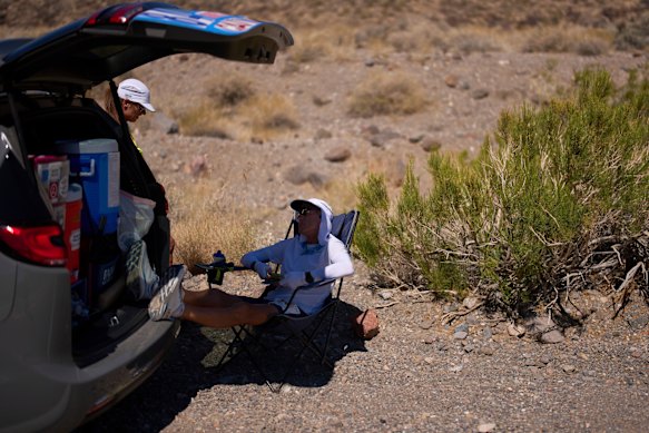 Westergaard se toma un descanso mientras compite en el Ultramarathon Badwater 135 el 8 de julio.
