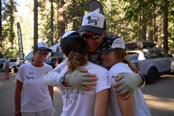 Westergaard, segundo desde la derecha, abraza a las hijas Meagan Westergaard, a la derecha y Madison Westergaard después de terminar el ultramaratón Badwater 135 el 9 de julio.