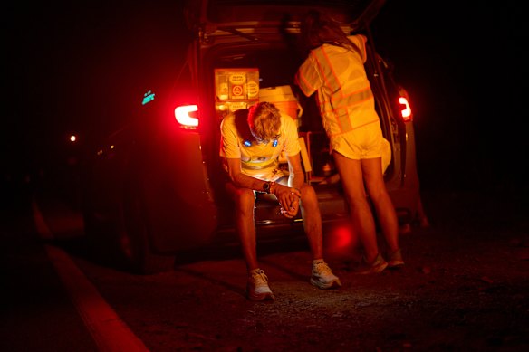 Westergaard descansa junto a Jennifer Drain, su primo y su equipo lideran, durante la segunda noche del ultramaratón Badwater 135 el 8 de julio.