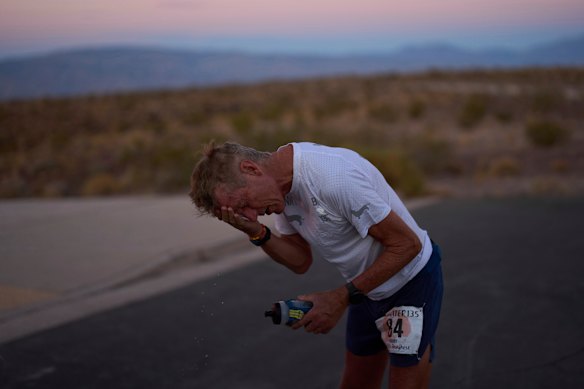Westergaard reacciona mientras se toma un descanso por la marca de 24 horas durante el ultramaratón Badwater 135 el 8 de julio.