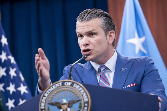 El secretario de Defensa, Pete Hegseth, dice que la burocracia ha retrasado la industria de drones militares estadounidenses.