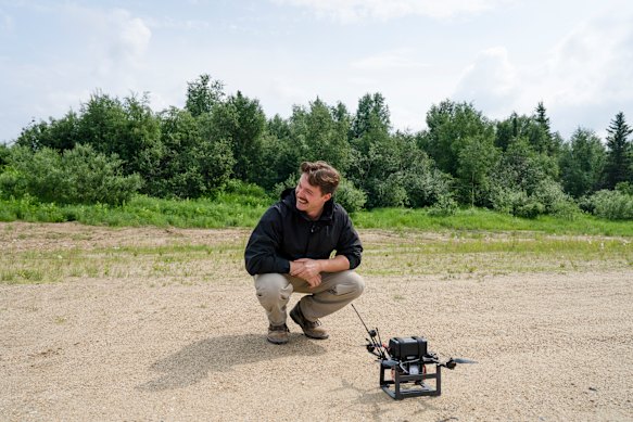 Joey Killeen, de la puesta en marcha Neros, preparó un dron para lanzar durante el ejercicio de Alaska.