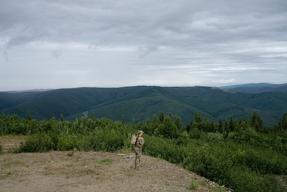 Un miembro de la 11ª División Aerotransportada del Ejército de EE. UU. Participa en un ejercicio de contra-drone en Alaska.