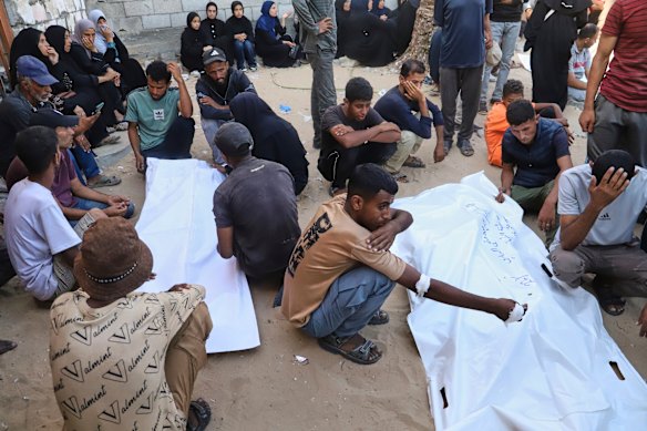 Los familiares de palestinos mataron cerca de un centro de distribución de ayuda lloran sobre sus cuerpos en Khan Younis, Southern Gaza Strip, el sábado.