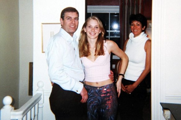 El príncipe Andrew con Giuffre (centro, luego Virginia Roberts) y el entonces asistente personal de Epstein, Ghislaine Maxwell, en 2001.