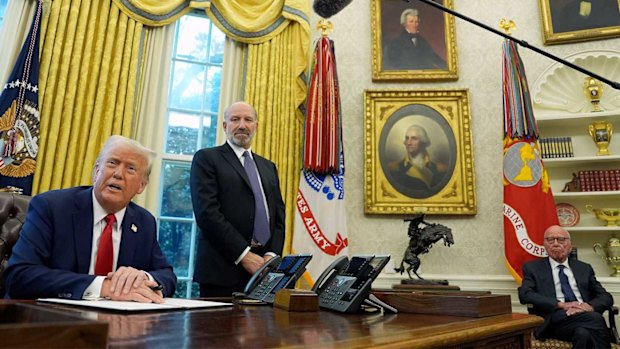Trump y Rupert Murdoch (derecha) en la Oficina Oval en febrero con el Secretario de Comercio de los Estados Unidos, Howard Lutnick.