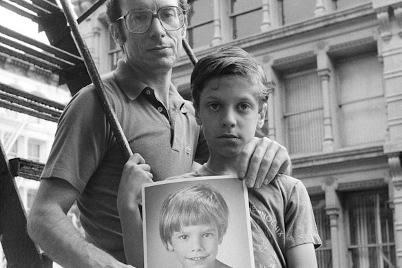 Stanley Patz con el hermano menor de Etan, Ari, seis años después de que Etan desapareció.