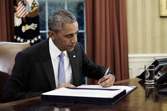 Barack Obama trabajando en la Oficina Oval cuando fue presidente en 2016.
