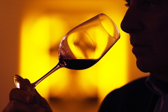 El mes pasado, los cafés de París fueron atrapados engañando a los turistas desprevenidos por vino de buena calidad.