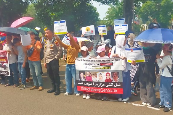 Los refugiados afganos en Indonesia se demuestran fuera de la embajada australiana en Yakarta.