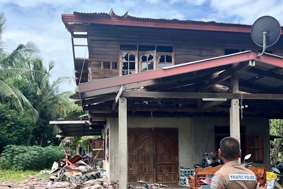 Esta foto lanzada por el Royal Thai Ejército muestra la escena después de que Camboya disparó conchas de artillería en una zona residencial en la provincia de Surin, Tailandia, el jueves.