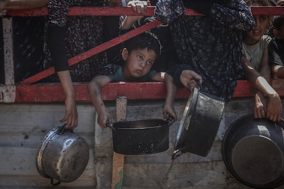 Los palestinos esperan distribuciones de alimentos este mes en Gaza. Las agencias de ayuda advierten sobre la desnutrición masiva y el hambre generalizada en todo el Strip.