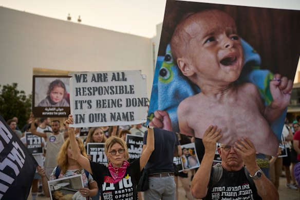 Los activistas israelíes participan en una protesta contra la guerra. Esta foto fue tomada el 22 de julio.