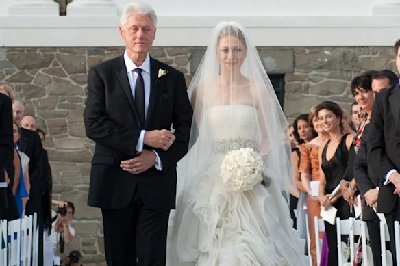 Maxwell (a la derecha) observa a Bill Clinton caminar a su hija Chelsea por el pasillo en 2010.