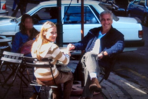 Chauntae Davies en la foto con Epstein en un aún sin fecha del documental de Netflix Jeffrey Epstein: Filthy Rich.