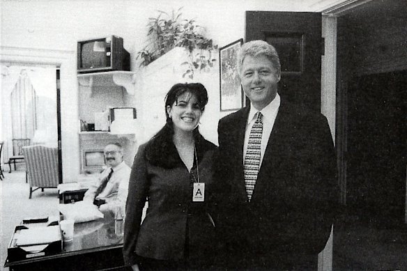 Una foto oficial de la pasante de la Casa Blanca, Mónica Lewinsky, con el entonces presidente Bill Clinton en 1995.