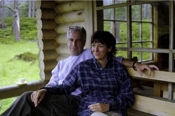 Ghislaine Maxwell con Jeffrey Epstein en la cabaña Balmoral de la Reina en 1999.
