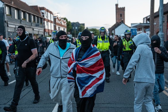 En Epping, los disturbios pusieron una cara pública, a veces vestida de balaclava, en la tensión de las llegadas de botes.