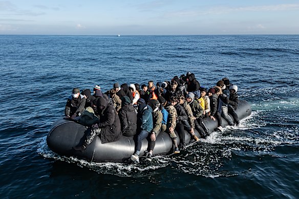 Los barcos están cruzando el canal semanalmente.
