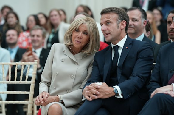Brigitte y Emmanuel Macron en el Museo Británico de Londres.