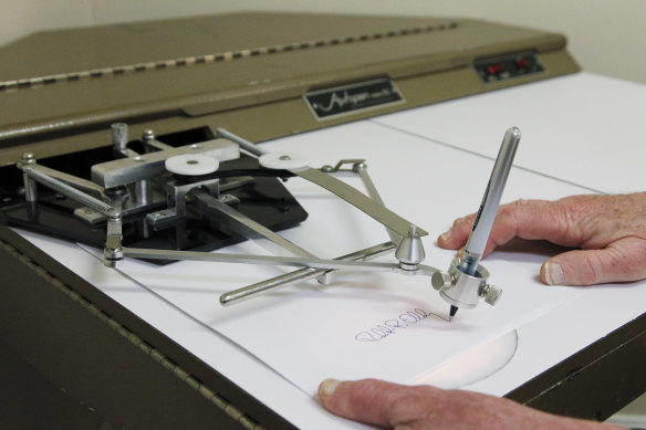 Una máquina de firma automática, conocida coloquialmente como un piloto automático.