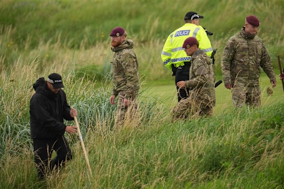 La policía y los soldados buscan en el campo de golf Turnberry antes de la visita de Trump.