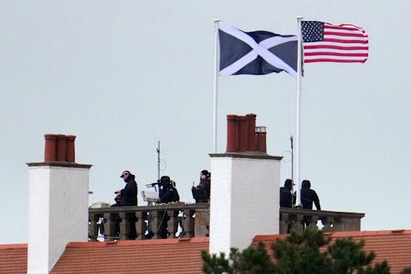 Los francotiradores de la policía en el techo del Trump Turnberry Hotel el sábado.