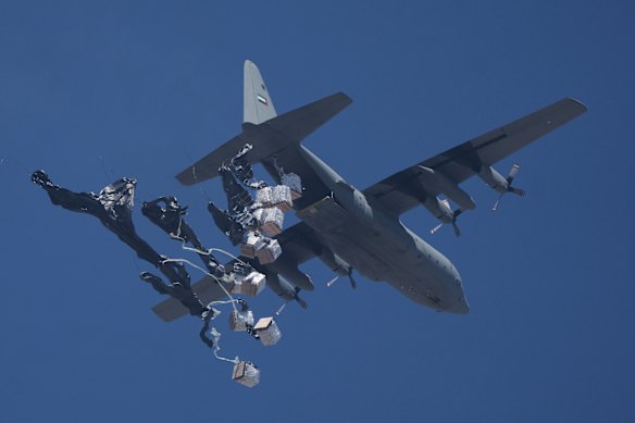 Un avión deja caer paquetes de ayuda sobre la ciudad de Gaza el domingo.