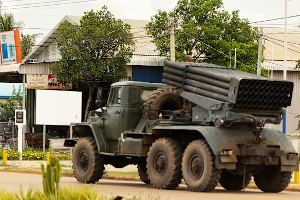 Un camión militar camboyano en el lado camboyano de la frontera tailandesa el lunes.