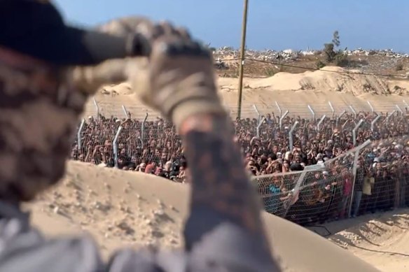 Los palestinos hacen cola en busca de ayuda en uno de los nuevos centros de ayuda respaldados por Estados Unidos en el sur de Gaza.