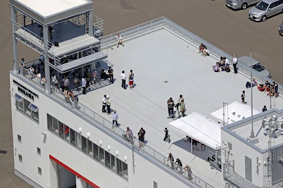 Las personas buscan seguridad en el techo de una estación de bomberos en el norte de Japón.
