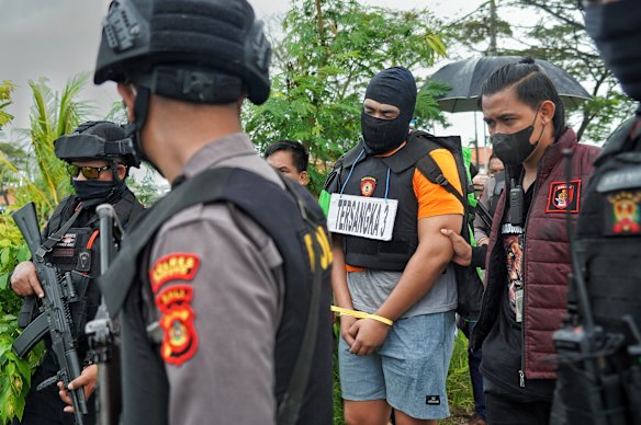 La policía fuertemente armada escoltó a los hombres mientras participaban en las recreaciones.