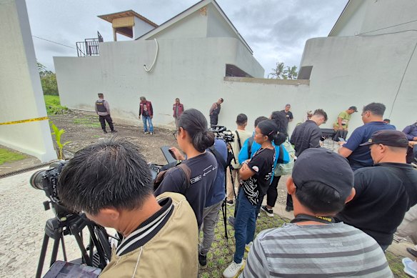 Representantes de los medios de comunicación que esperan que la policía de Bali dé una conferencia de prensa en Villa Casa Santisya.