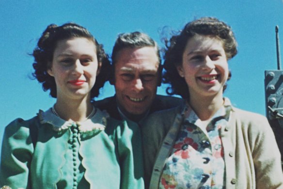 La princesa Margaret (izquierda) y la princesa Elizabeth con su padre rey Jorge VI a bordo del HMS Vanguard en 1947.