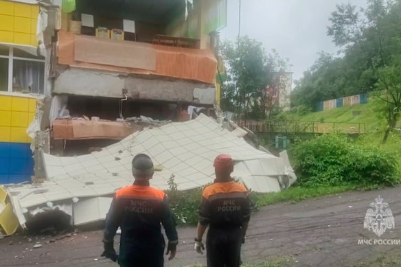 Los rescatistas inspeccionan un jardín de infantes dañado por un terremoto en Petropavlovsk-Kamchatsky, Rusia.