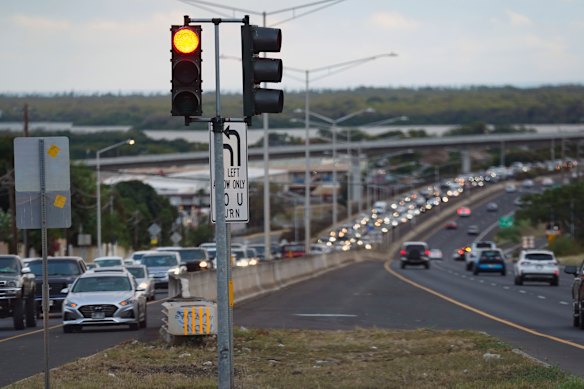 Los residentes de Oahu evacuaron la playa de Ewa debido a la amenaza de tsunami en Kapolei, Oahu, Hawai.