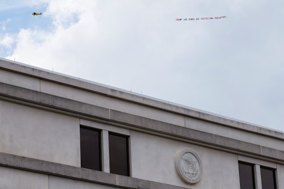 Un avión remolcando una pancarta que dice 