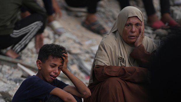 Los palestinos lloran durante el funeral de las personas que fueron asesinadas mientras intentaban llegar a camiones de ayuda que ingresan al norte de Gaza a través del cruce de Zikim con Israel.