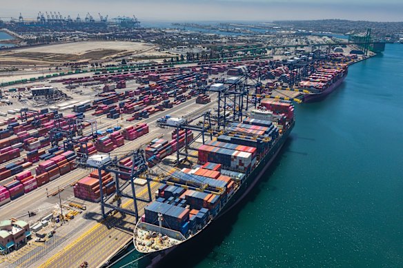 El ocupado puerto de Los Ángeles no sugiere una desaceleración en los negocios.