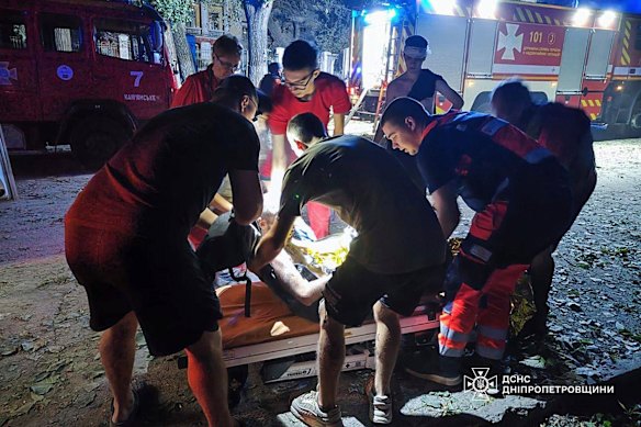 Los paramédicos tratan a un civil herido cuando un misil golpeó un hospital de maternidad en Kamianske, Ucrania.