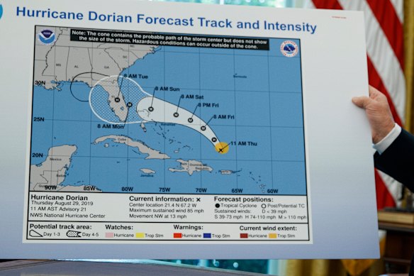 2019: El infame momento del primer mandato de Trump, donde usó un Sharpie para enmendar un mapa meteorológico.