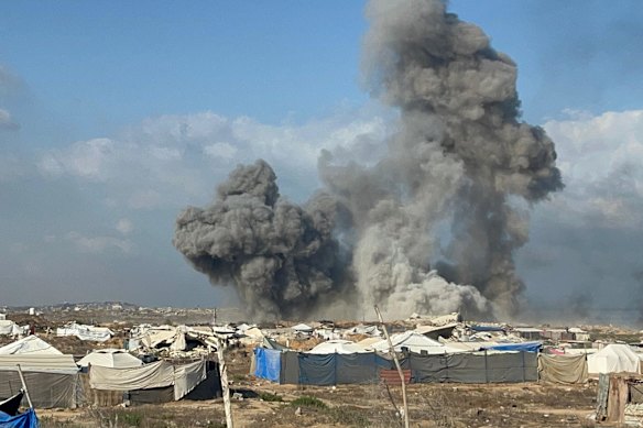 El humo y el polvo se elevan cerca de las carpas de los palestinos desplazados en Gaza el lunes.