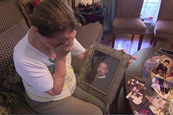 Firouzeh Finouzabadi dijo que su hijo fue detenido mientras paseaba a su perro. 